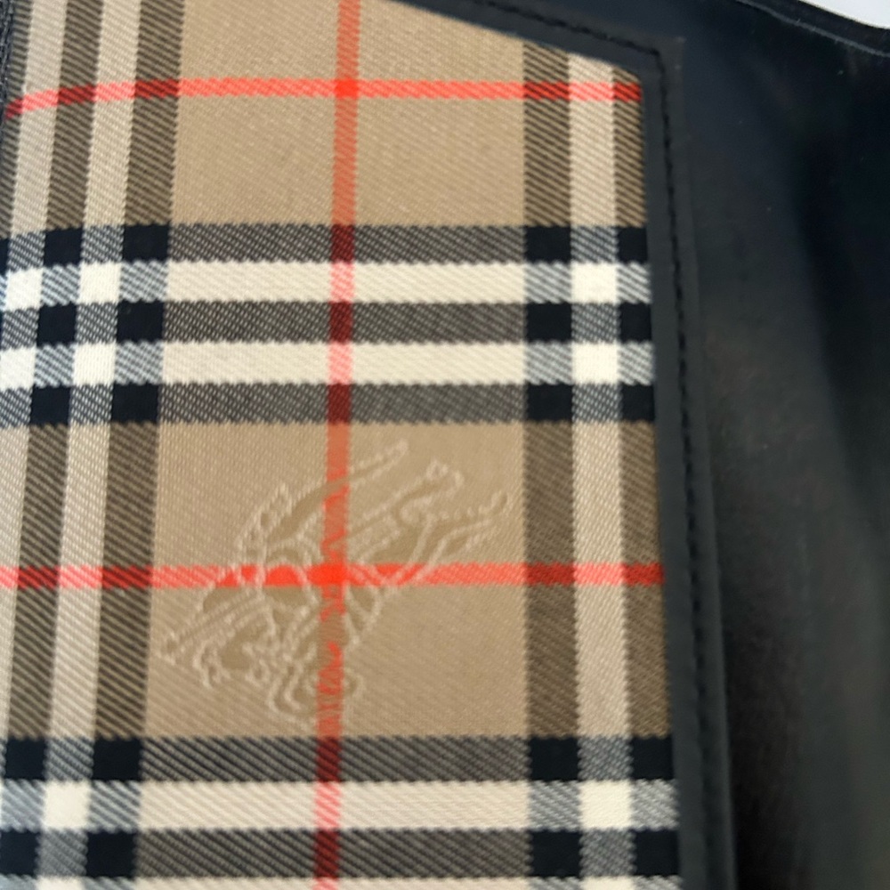 Burberry traditional Beige and blk plaid exterior. Quite Luxury.Passport holder, - Picture 8 of 12